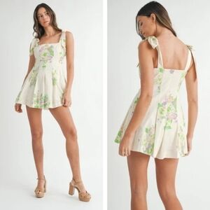 EUC Mable Nimrine Floral Print Tie Shoulder Romper Size Small